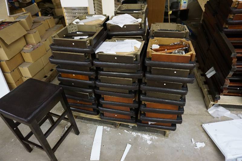 lot 34 image: Large Lot of 24 Leather Top Bar Stools in Unassembled Condtion