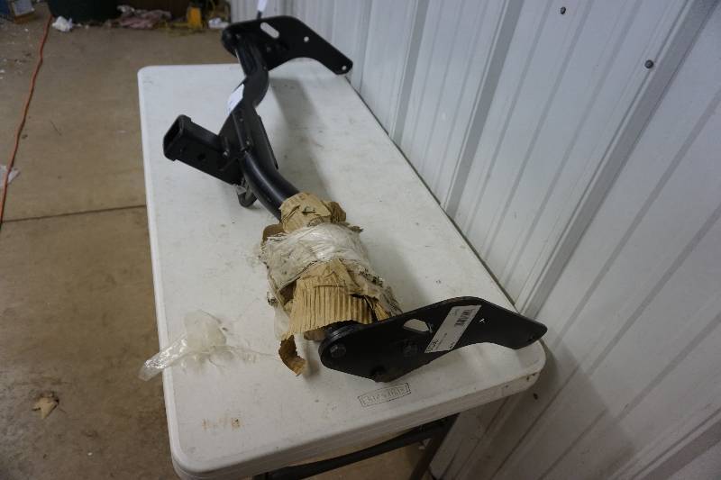 lot 10 image: Valley Brand Model 81590 Pick Up Truck Frame Mount Trailer Hitch Tow Attachment