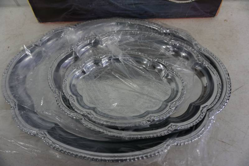 lot 135 image: 3 PC Bright Chrome Plated Elegant Oval Tray Set