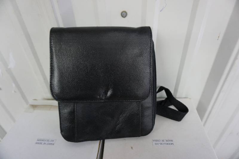 lot 133 image: Lot of 16 Small Strapped Leather PurseWallets