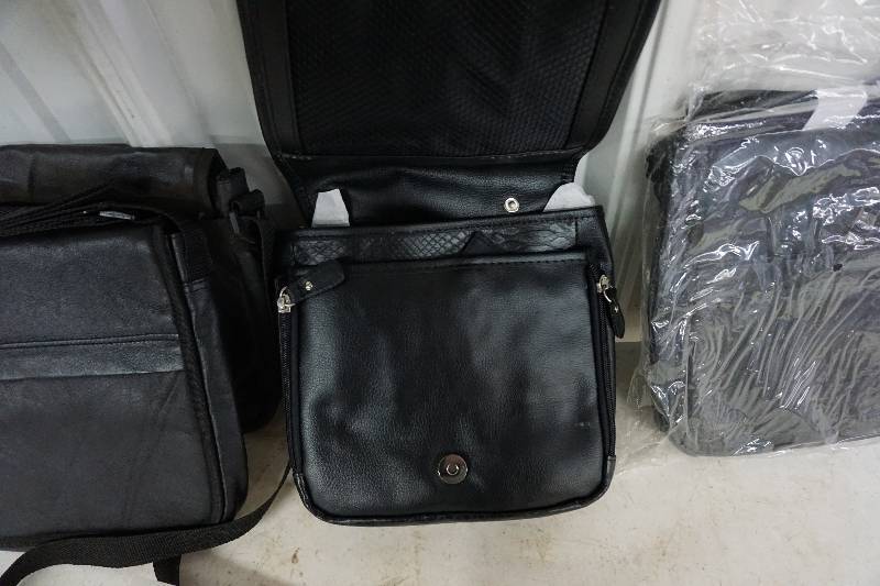 lot 134 image: Lot of 4 - Leather Strapped PursesHandbags In Assorted Styles