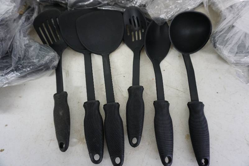 lot 143 image: Large Lot of Plastic Kitchen UtensilsTools