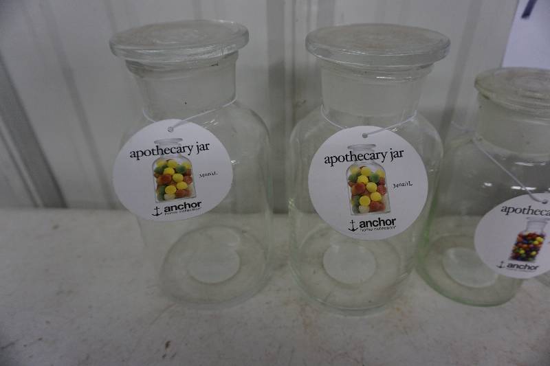 lot 149 image: Lot of Anchor Hocking Apothecary Jars With Lids In Assorted Sizes