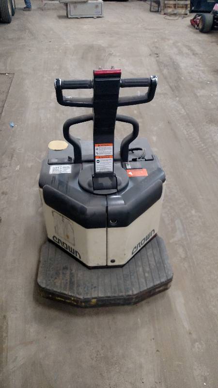 lot 2 image: Crown 3000 series pallet truckjack