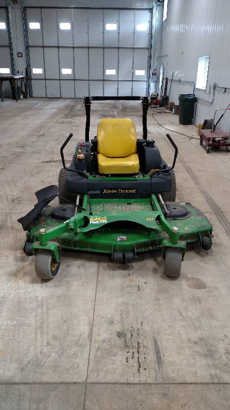 lot 8 image: John Deere Ztrack 797