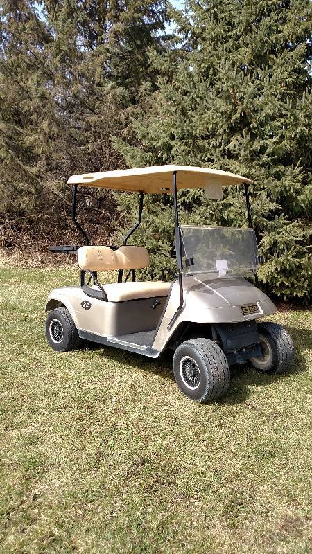 lot 3 image: 2005 EZ GO gas golf cart