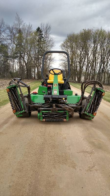 lot 9 image: 2003 John Deere 3225B Gang mower