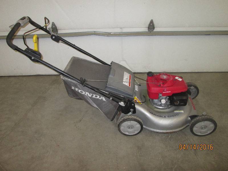 lot 4 image: Honda Self-Propelled 21 Lawn Mower With Bagger