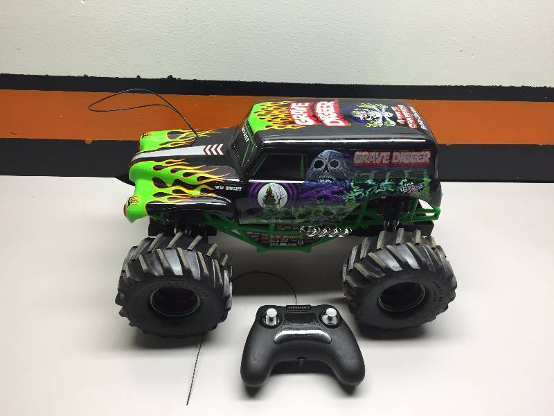 lot 2 image: RC MONSTER TRUCK GRAVE DIGGER