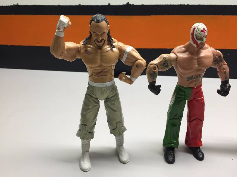lot 7 image: UFC WRESTLER FIGURINES