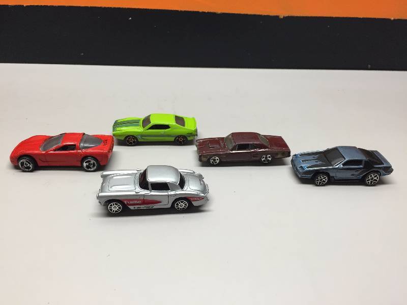 lot 10 image: HOT WHEELS AND MATCHBOX CARS