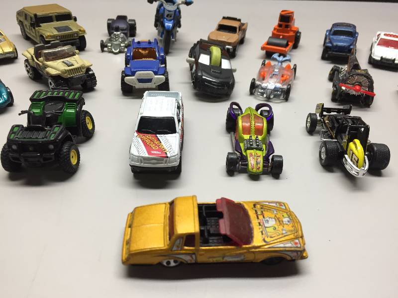 lot 11 image: HOT WHEELS AND MATCHBOX CARS