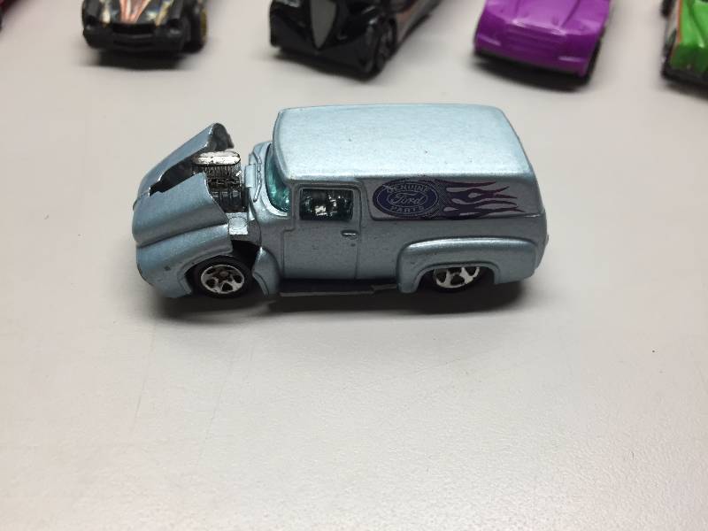 lot 12 image: HOT WHEELS AND MATCHBOX CARS