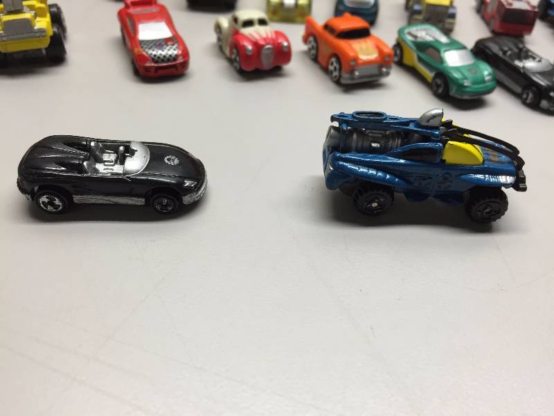 lot 13 image: HOT WHEELS AND MATCHBOX CARS