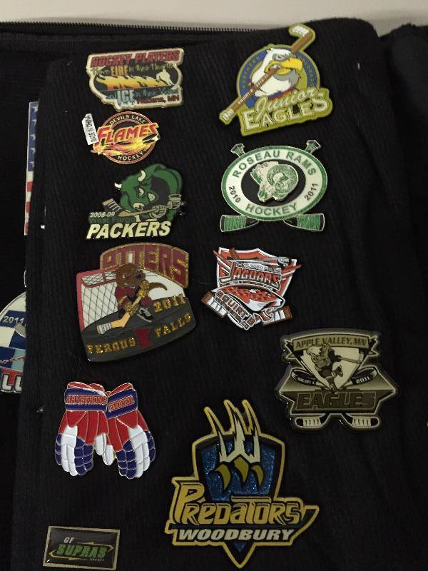 lot 62 image: HOCKEY PIN COLLECTION