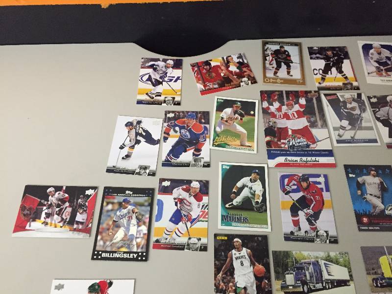 lot 68 image: HOCKEY, FOOTBALL, BASEBALL AND SUPER TRUCK COLLECTORS CARDS