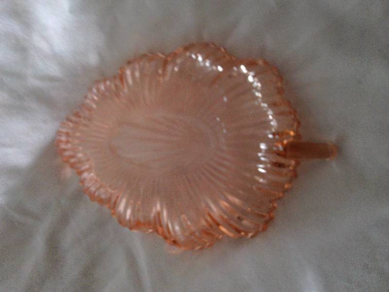 PINK DEPRESSION LEAF SHAPED MINT DISH