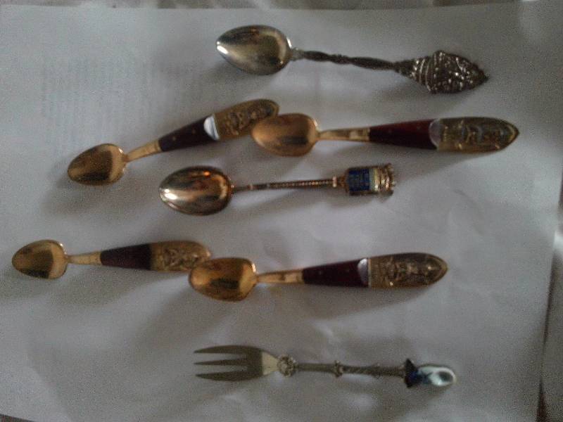 6 COLLECTOR SPOONS 1 FORK