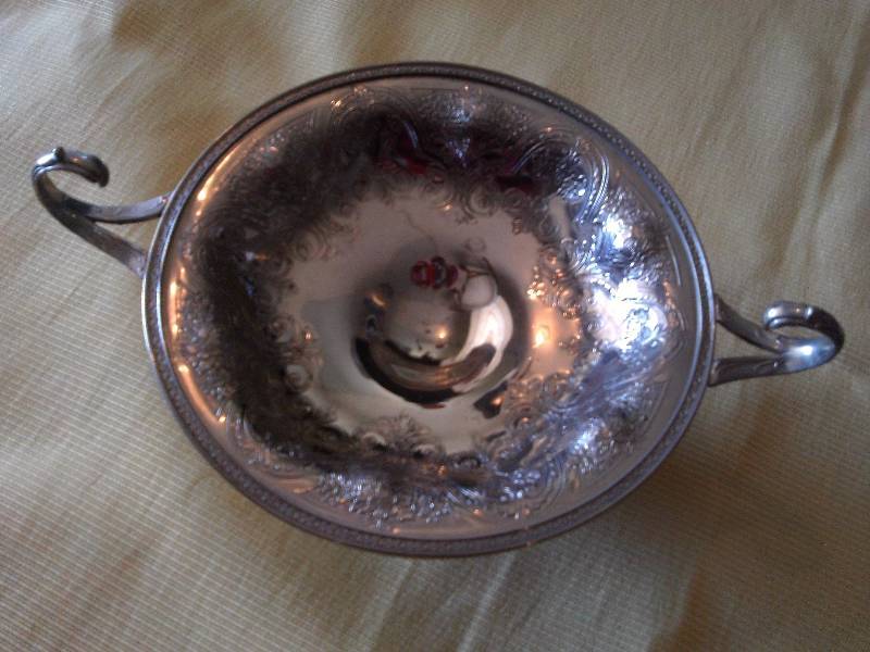 1 silver mint dish and 1 gravy boat with spoon