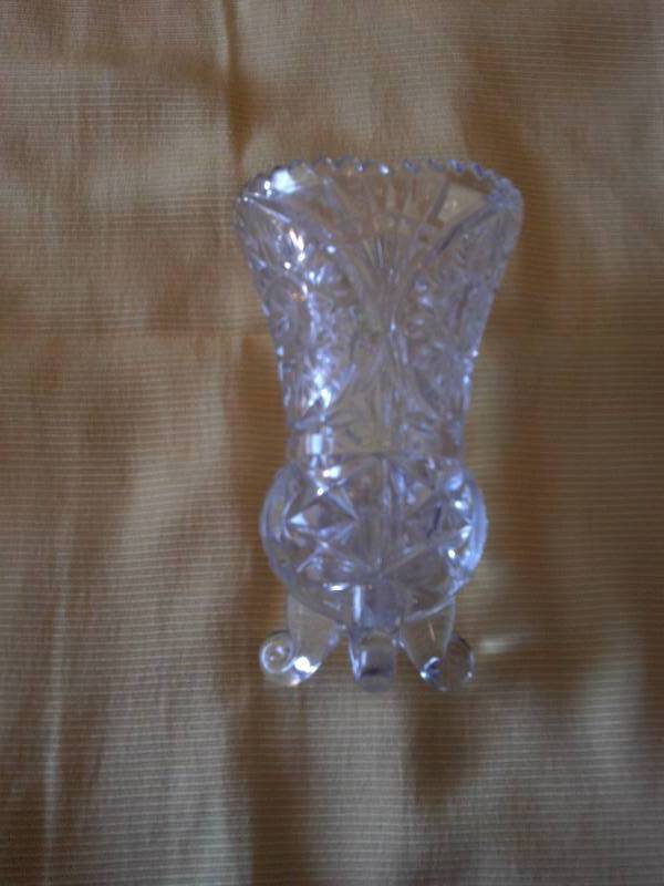 3 leg crystal vase