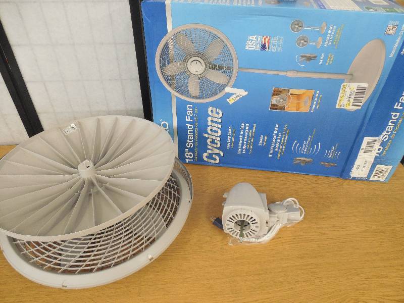 lot 44 image: LASKO 18 STAND FAN