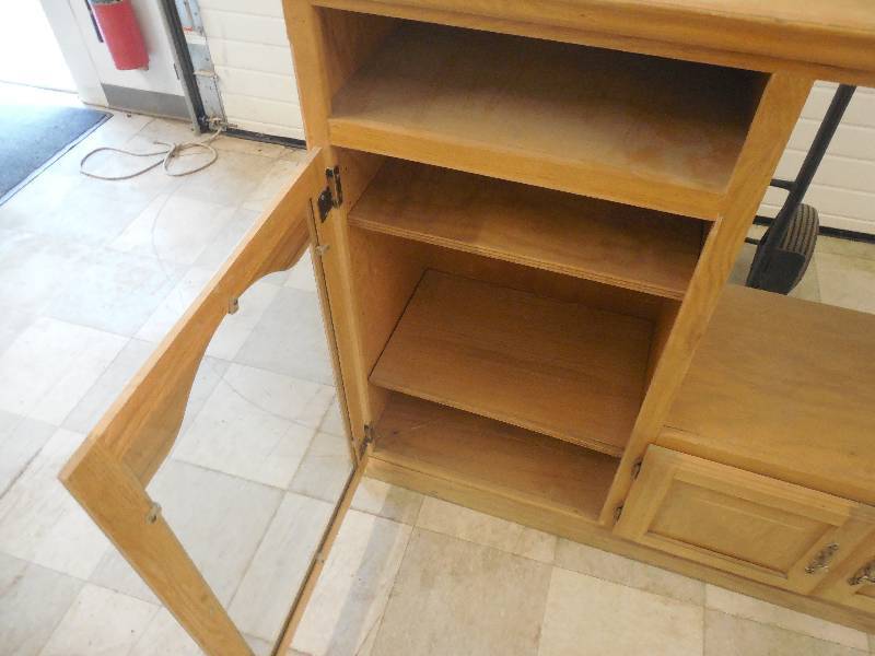 lot 32 image: TV STAND