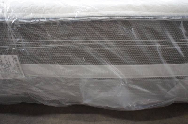 lot 2 image: Simmons Beautyrest Recharge Platinum Collection Queen Size Mattress