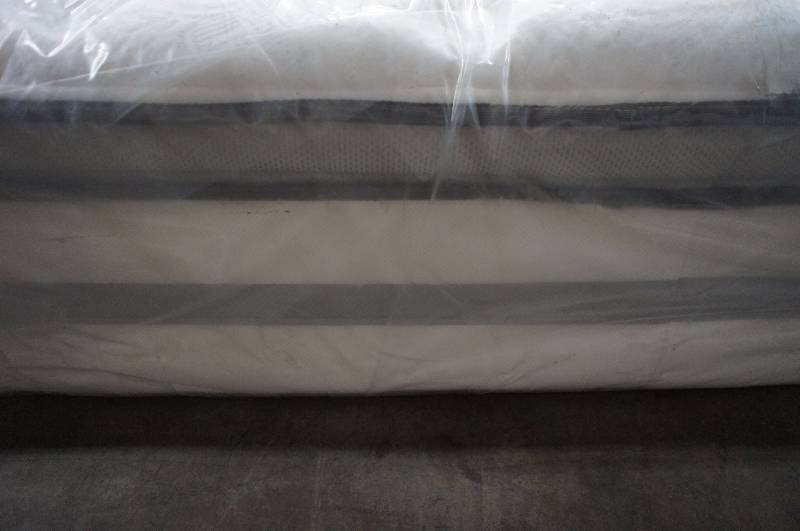 lot 9 image: Simmons Beautyrest Vanderbilt Collection Arbor Terrace King Size Mattress