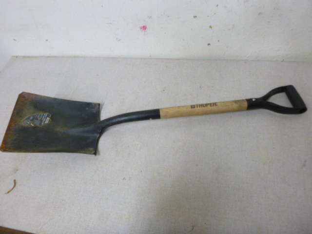 Trupen Square Nose Shovel