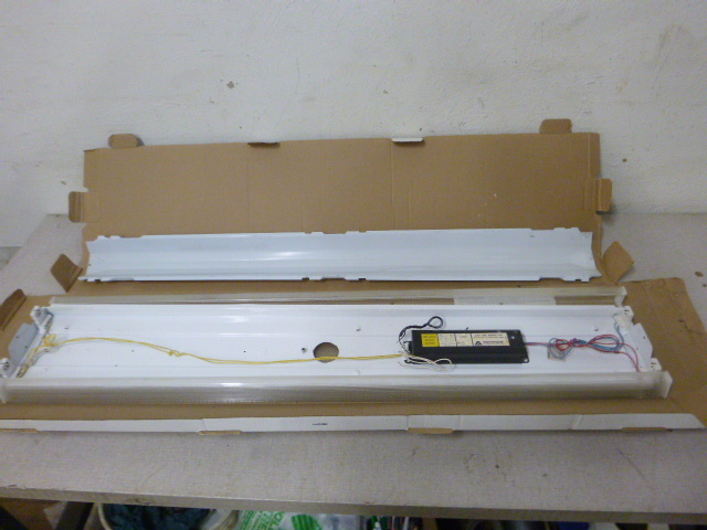 2 Bulb Fluorescent Light