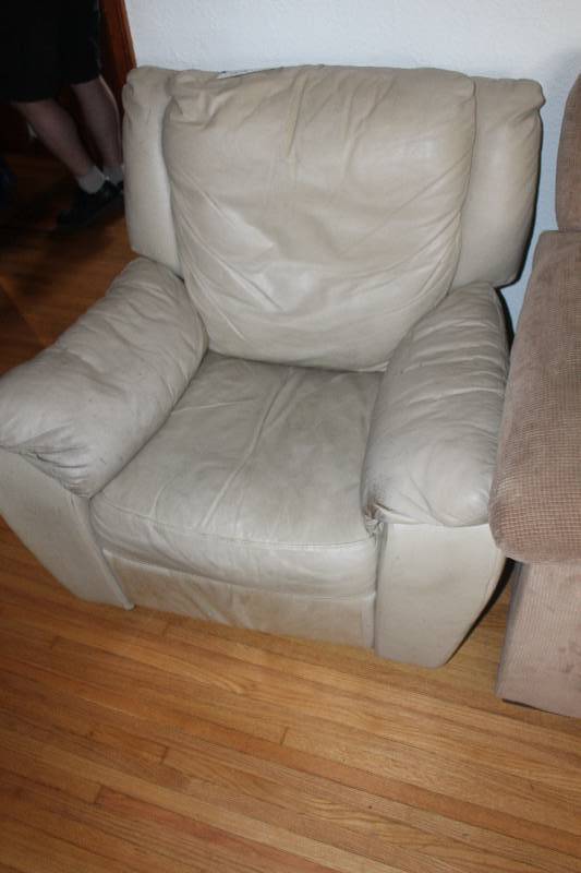 lot 84 image: Lot of (2) Living Room Chairs