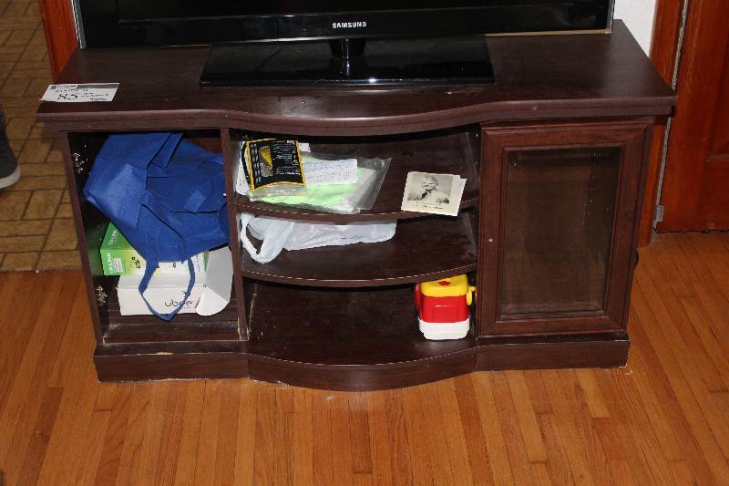 lot 85 image: End Table