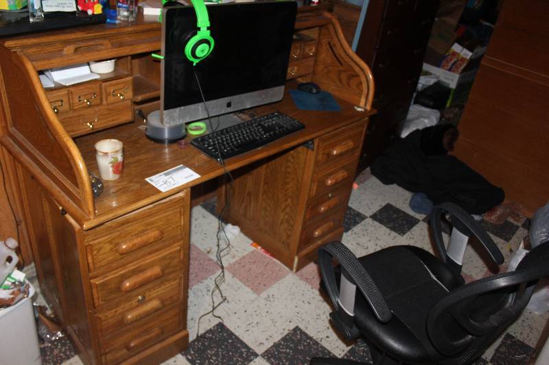 lot 87 image: Roll Top Desk w Chair