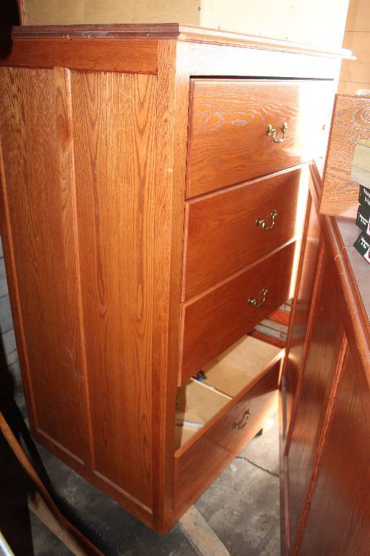 lot 105 image: 4-Drawer Cabinet w Keys