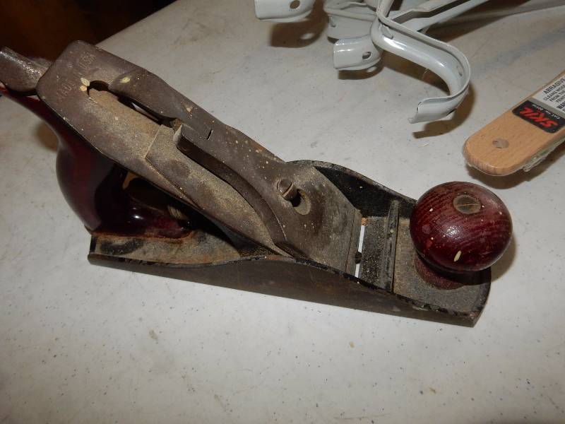 lot 137 image: 6 Shelf brackets, MADE IN USA, Plane, abrasive Belt and Disc. Cleaner