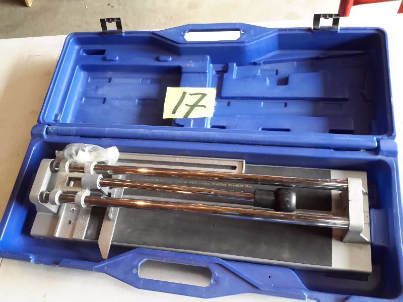 lot 17 image: 4 in Porcelana Tile Cutter