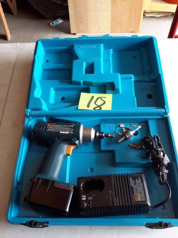 lot 18 image: BOSCH 3220, 9.6 V Driver