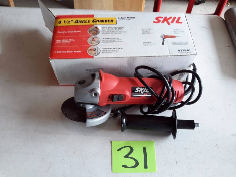 lot 31 image: SKIL, 4 12 in Angle Grinder.. NEW