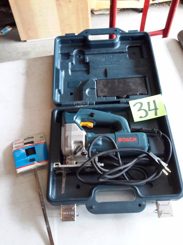 lot 34 image: BOSCH 1587AVS Jigsaw.. Extra Fence