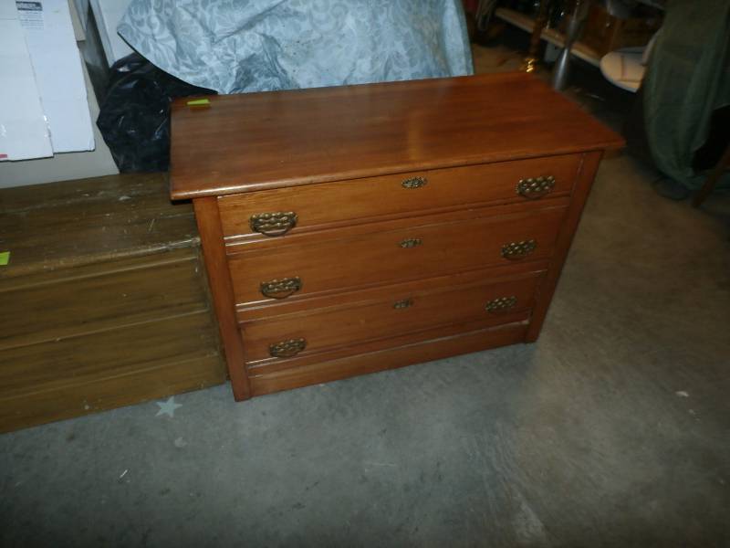 Vintage 3 drawer dresser.