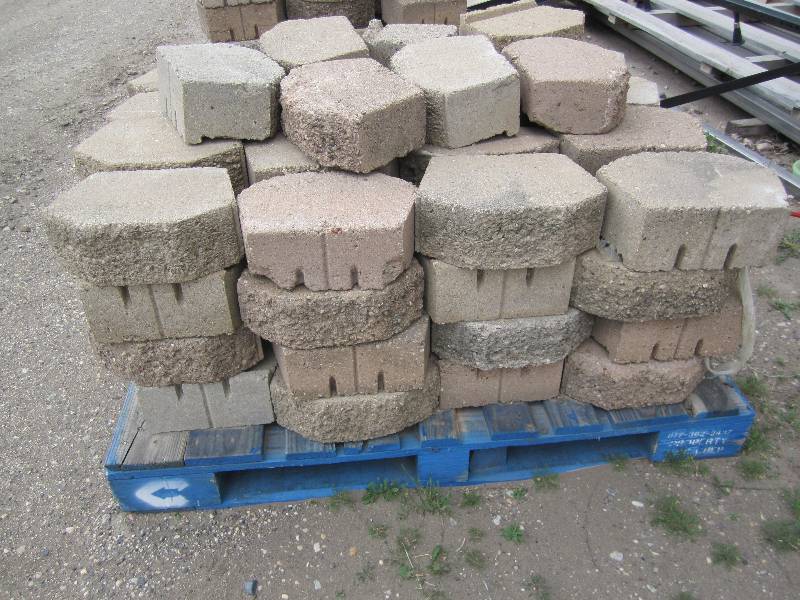 Lot of approx. 65 retaining wall bl...