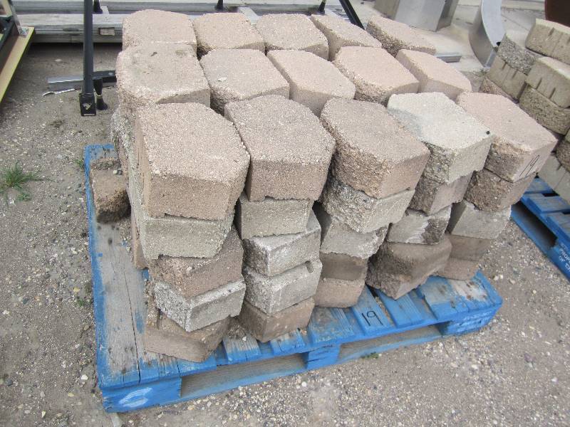 Lot of approx 75 retaining wall blo...