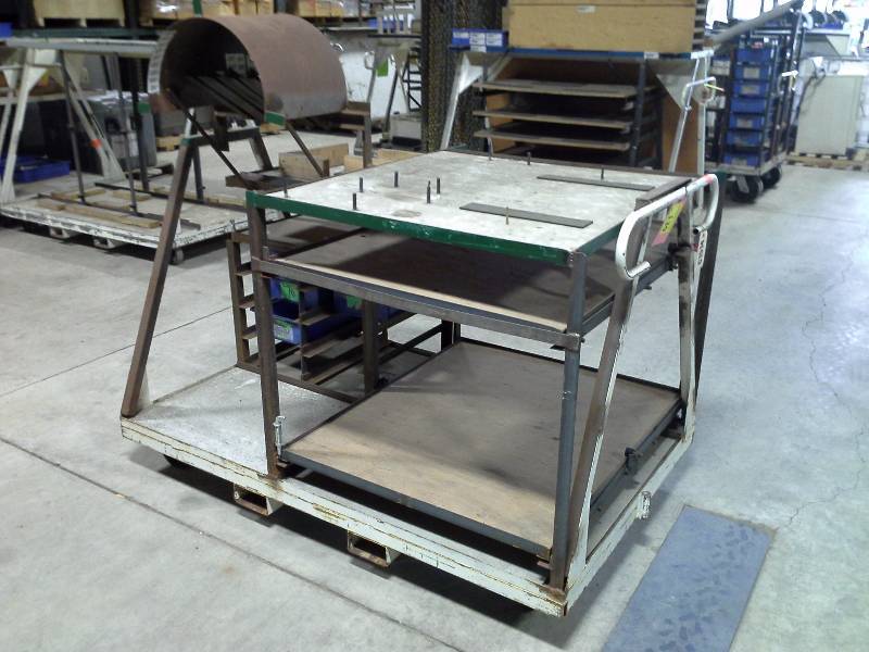 lot 139 image: (1) Rolling Material Carts