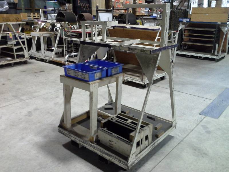 lot 146 image: (1) Rolling Material Cart