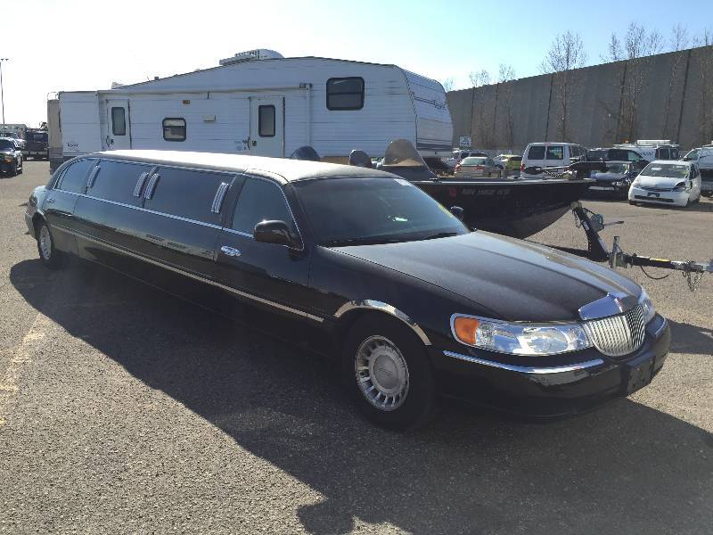 2000 Lincoln Town Car Limousine Signature...CORPORATE OWNED
