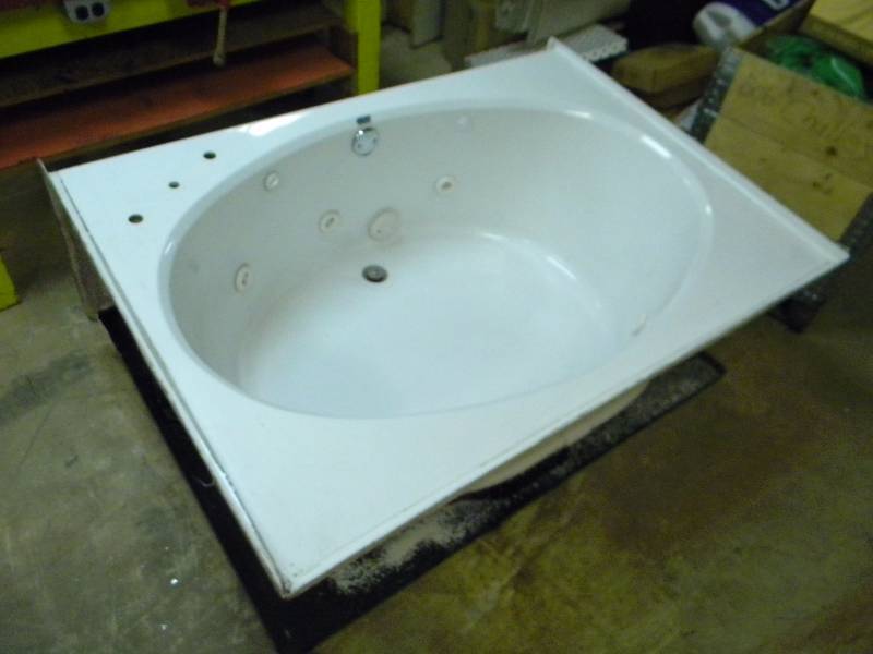 lot 5 image: Jacuzzi Tub