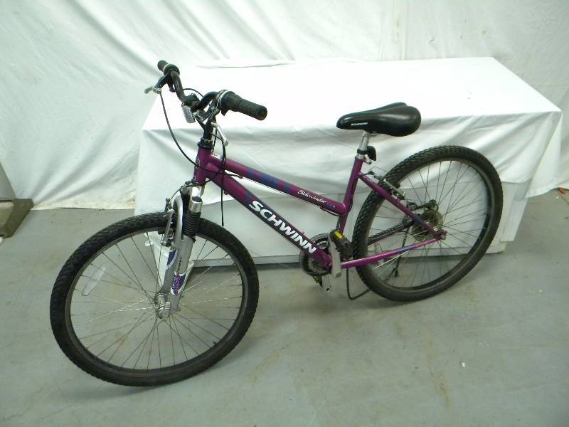 lot 11 image: Schwinn Mountain Bike
