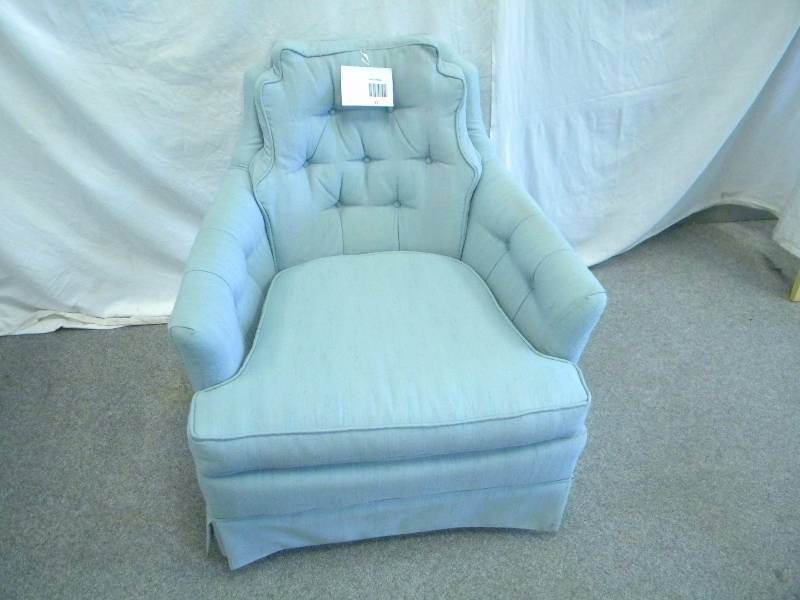 lot 17 image: Upholstered Chair