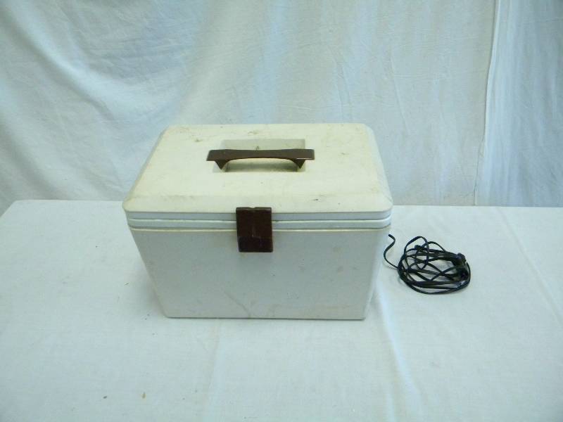 lot 31 image: Hot  Cold Travel Cooler