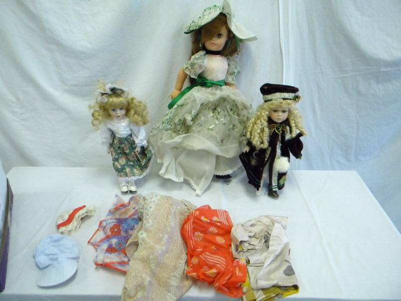 lot 32 image: Dolls and Accessories